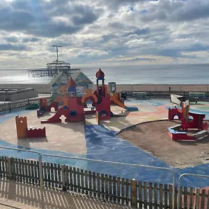 https://entire-2-bed-flat-with-garden-located-near-beach.brighton-hotels-england.com
