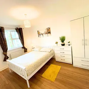 https://a-lovely-home-stay-near-greenwich.cambridgehotelsuk.com